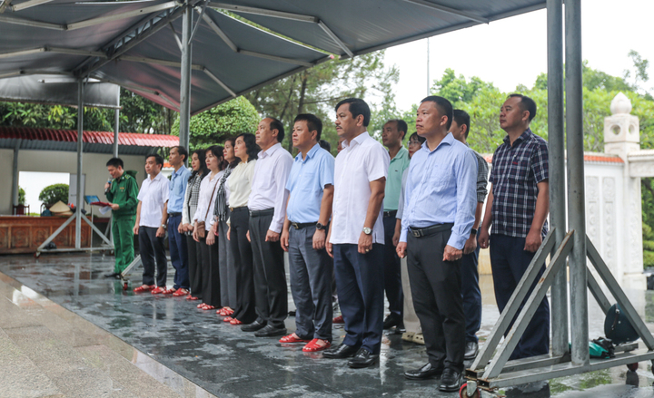 Buổi lễ diễn ra dưới cơn mưa phùn nhưng không kém phần trang nghiêm, linh thiêng. Ảnh: Trọng Tùng