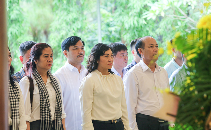 Thứ trưởng bày tỏ lòng tri ân sâu sắc tới những hy sinh của các thế hệ đi trước. Ảnh: Trọng Tùng