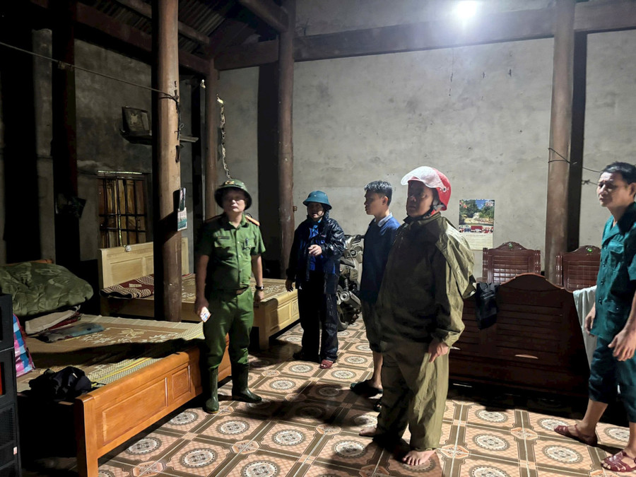 Chính quyền xã Yên Hòa hỗ trợ di dời người dân ra khỏi vùng có nguy cơ sạt lở. 2-1.jpg