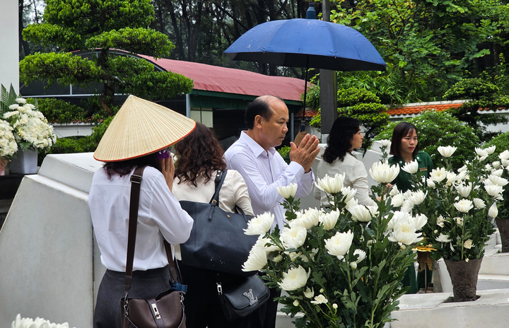 Đoàn công tác của Bộ Công Thương dâng hương tại phần mộ các nữ liệt sỹ. Ảnh: Trọng Tùng