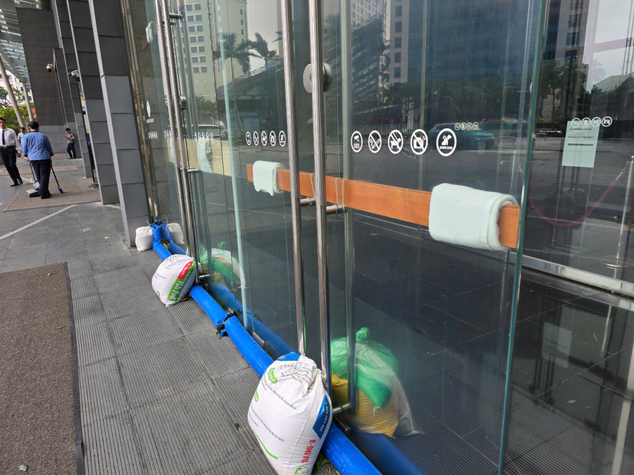 Chặn bao cát tại các lối ra vào, khu vực dễ bị ngập úng đã được thực hiện khẩn trương. Mục tiêu cao nhất là hạn chế đến mức thấp nhất thiệt hại về người và tài sản do bão gây ra. a3.jpg