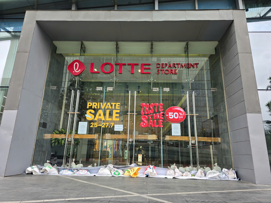 Trước diễn biến khó lường của bão Wipha, Hà Nội kích hoạt phương châm “4 tại chỗ”. Các tòa nhà, trung tâm thương mại lớn đồng loạt triển khai phương án phòng, chống bão một cách khẩn trương a1.jpg