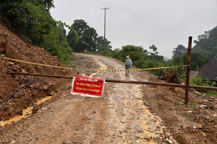 Xã Yên Hòa (Nghệ An) cấm đường lại đập tràn Xốp Cốc. (Ảnh: CSCC)