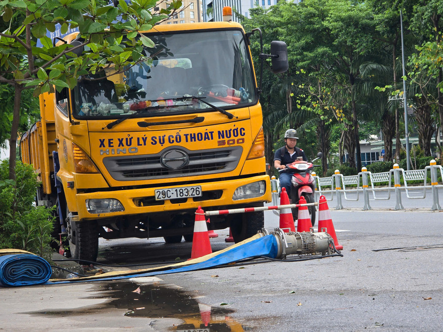 Trên các tuyến đường, xe xử lý sự cố thoát nước cũng được bố trí, túc trực. a7.jpg