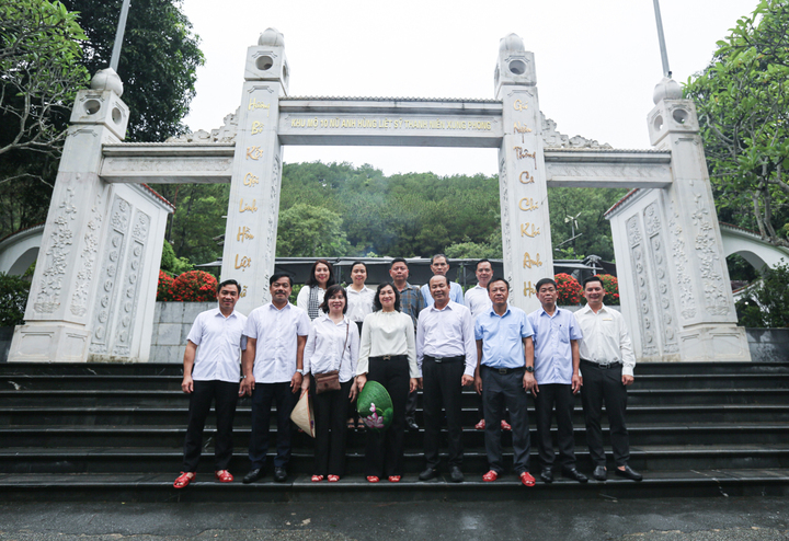 Đoàn công tác của Bộ Công Thương chụp ảnh lưu niệm tại Khu di tích Ngã ba Đồng Lộc. Ảnh: Trọng Tùng