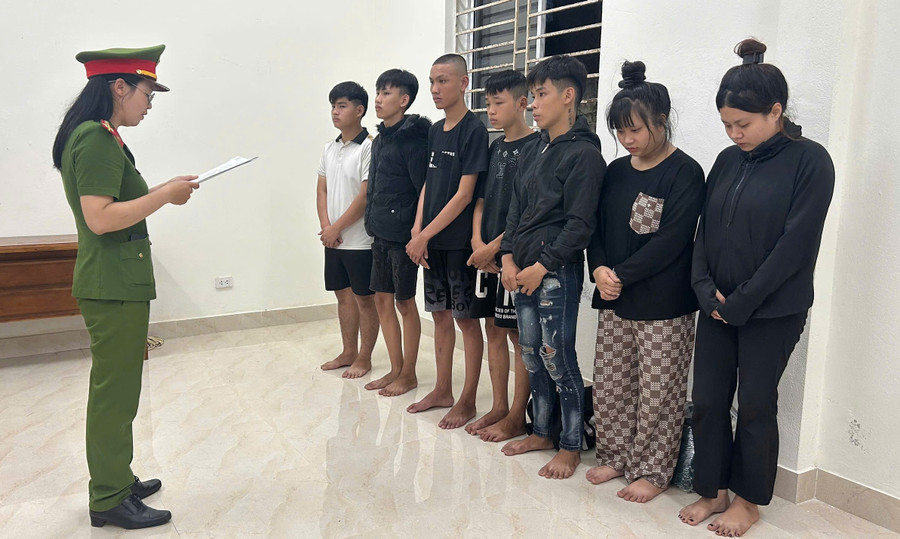 Cơ quan Công an tống đạt quyết định khởi tố bị can, thực hiện lệnh bắt tạm giam những kẻ liên quan.