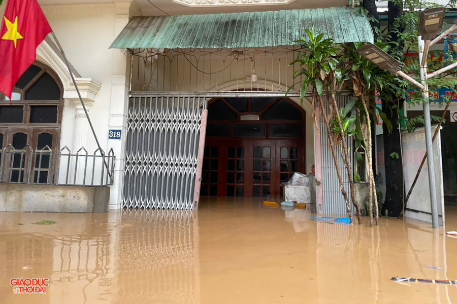 Trong sáng nay nước lũ vẫn chưa rút, nhiều đoạn bị ngập sâu. (Ảnh: Đình Tuân) 6a922645c61b4f45160a7-copy.jpg