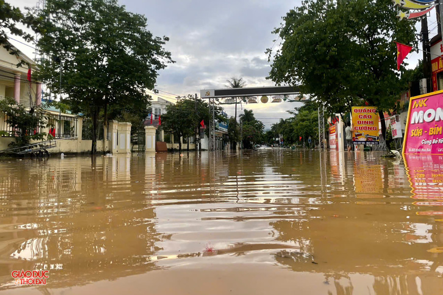 Đường Quốc lộ 7 nhiều đoạn ngập sâu đến 1m. (Ảnh: Đình Tuân) be0005d9e5876cd9359610-copy.jpg