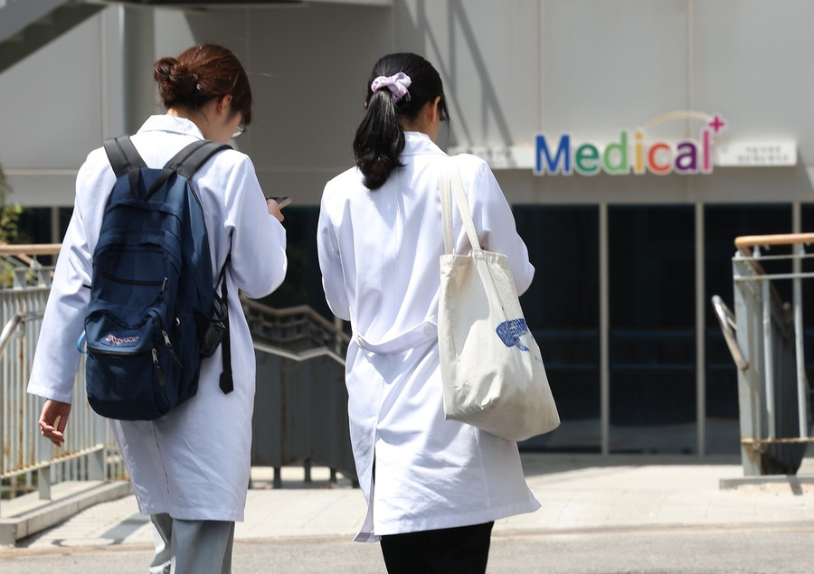 Các trường y quá tải do hàng nghìn sinh viên đi học lại.