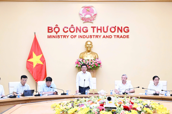 Bộ trưởng Bộ Công Thương Nguyễn Hồng Diên chủ trì hội nghị - Ảnh: Cấn Dũng