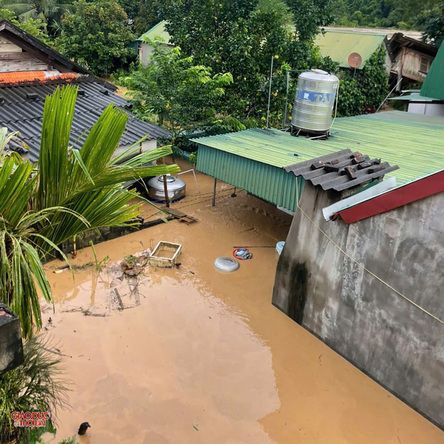 Nhiều khu vực nước lũ dâng đến nóc nhà. (Ảnh: Đình Tuân) 641ff6c816969fc8c6872-copy.jpg