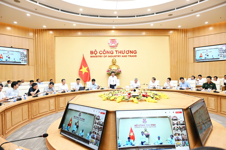 Hội nghị được kết nối trực tuyến từ điểm cầu chính trụ sở Bộ Công Thương tới các điểm cầu UBND các tỉnh, thành phố trực thuộc Trung ương.