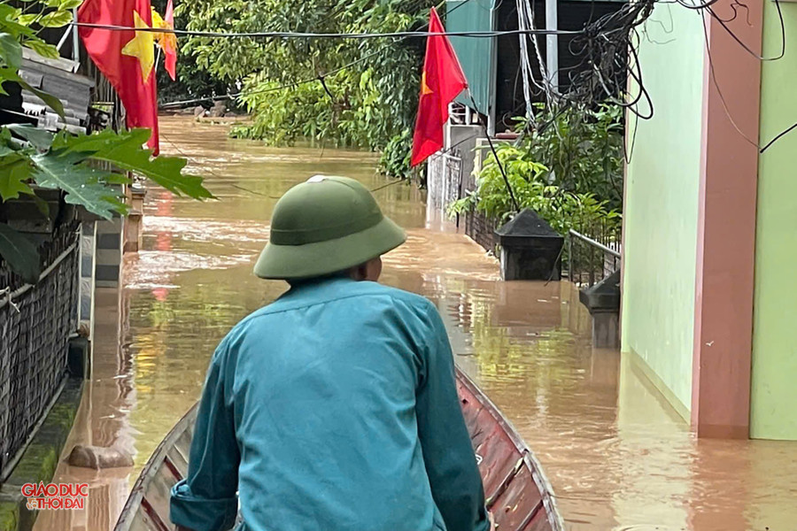 Người dân phải di chuyển bằng thuyền. (Ảnh: Đình Tuân) 6b7ac2a222fcaba2f2ed3-copy.jpg