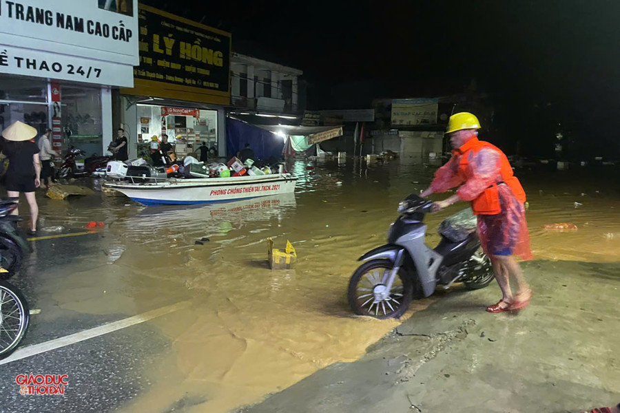 Nước sông Lam dâng cao khiến Quốc lộ 7 đoạn qua xã Tương Dương bị ngập. (Ảnh: Đình Tuân) 000a675c4602cf5c961314-copy.jpg