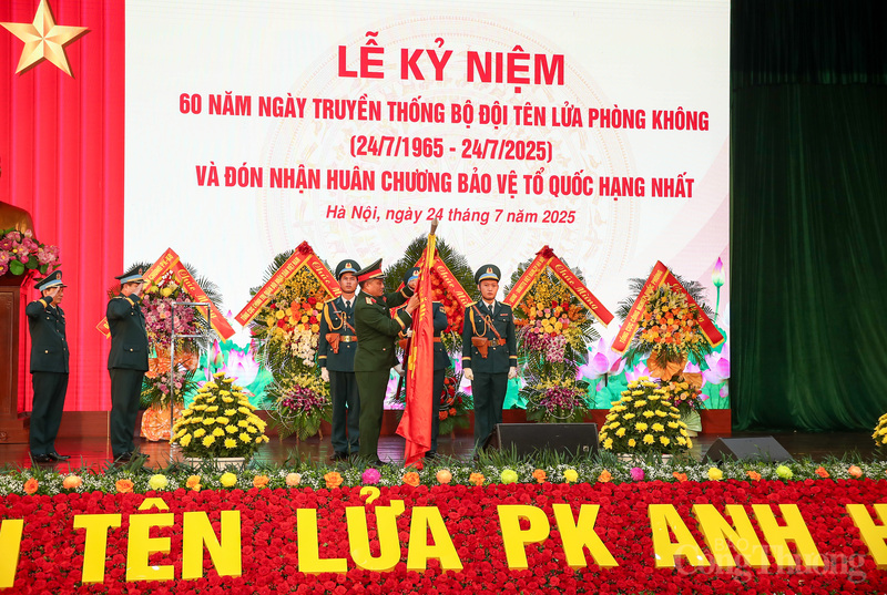 Thừa ủy quyền của Chủ tịch nước, Thượng tướng Nguyễn Văn Hiền trao Huân chương Bảo vệ Tổ quốc hạng Nhất tặng Quân chủng Phòng không - Không quân.