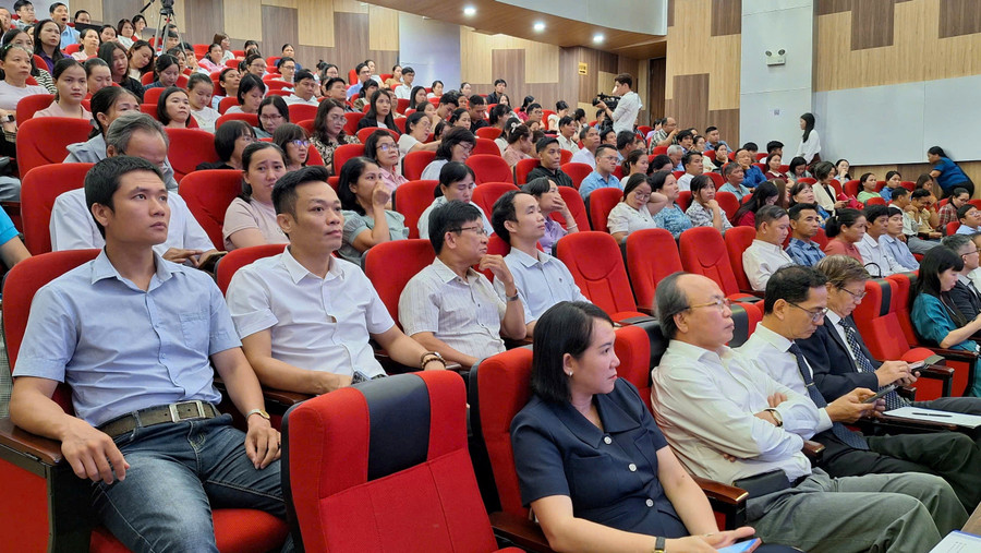 Các đại biểu đến từ các trạm y tế cơ sở, chuyên gia y tế tham dự sự kiện. z6838746689885-62b8369d1ee3ec340f44bf442a89114a.jpg