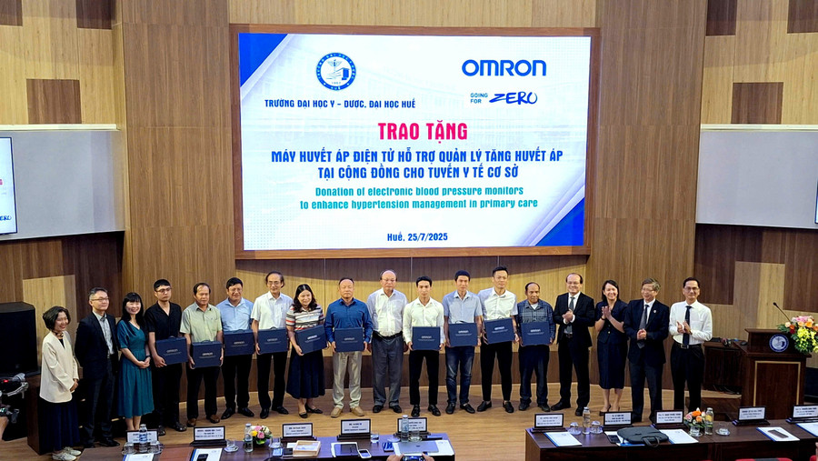 Trao tặng 2.000 máy đo huyết áp điện tử cho đại diện các trạm y tế. (Ảnh: Đại Dương) z6838746679558-5bc3835eecd493cab2270e2948f8dbb5.jpg