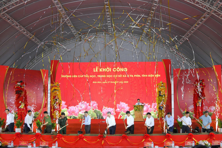 Tổng Bí thư cùng các đại biểu thực hiện nghi thức khởi công dự án.