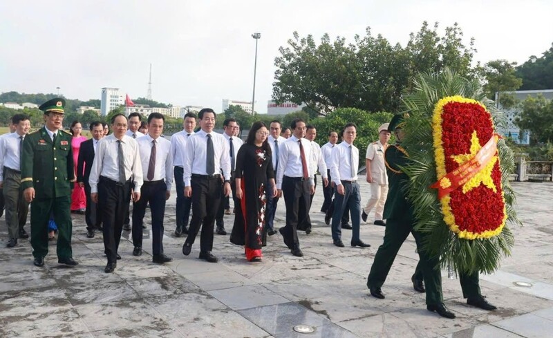 Đoàn đại biểu tỉnh Lào Cai dâng hoa tưởng niệm tại Đài tưởng niệm Anh hùng liệt sĩ. Ảnh: Thảo Châu