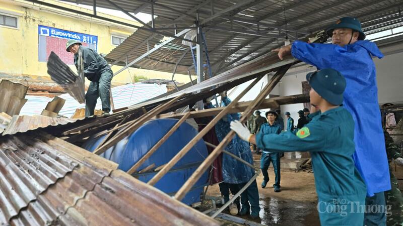 Các lực lượng thu dọn làm sạch khu vực bị ảnh hưởng, đảm bảo an toàn cho người dân