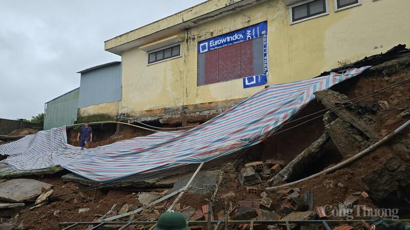 Đoạn tường rào dài 43 mét của Bến xe liên tỉnh Đức Long đổ sập. Ảnh: Hiền Mai