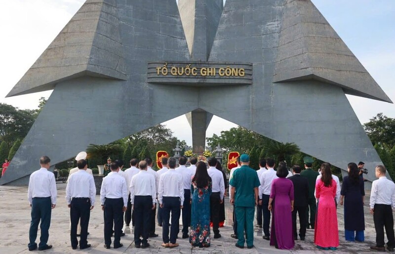 Đoàn đại biểu tỉnh Lào Cai bày tỏ lòng thành kính, tưởng nhớ công ơn các Anh hùng liệt sĩ. Ảnh: Thảo Châu