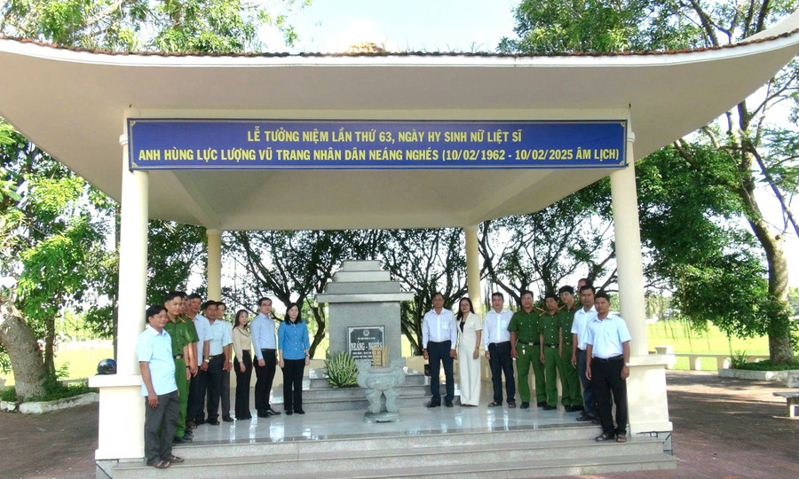 Chính quyền xã Ô Lâm, tỉnh An Giang viếng mộ nữ Anh hùng LLVT Neáng Nghés. 1000048792.jpg