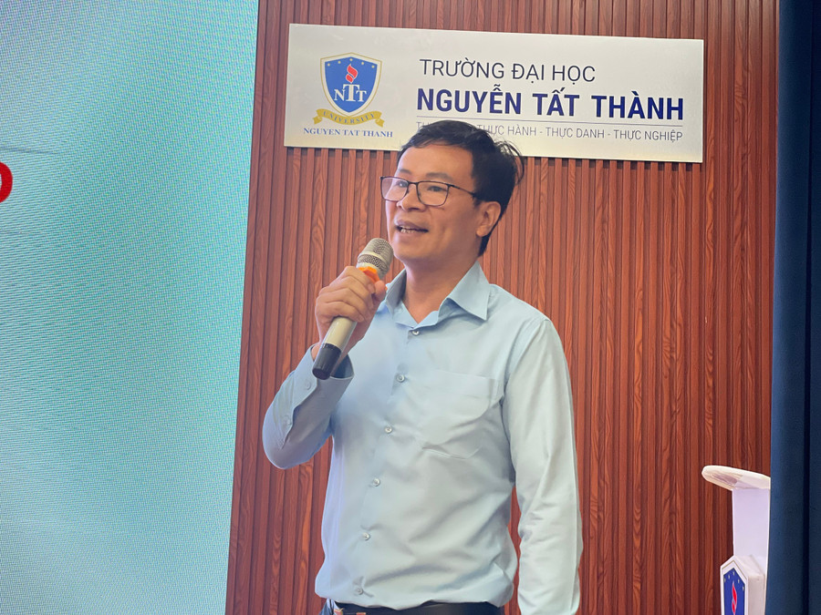 TS Hoàng Thịnh Nhân chia sẻ về khung chương trình đào tạo HLV khởi nghiệp. Ảnh: Hà An. b1cf0de1b8c0319e68d1.jpg