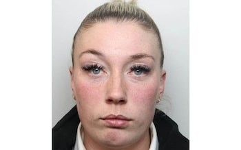 Toni Cole, 29 tuổi, đã bị kết án một năm tù sau khi cô ta chia sẻ hơn 4.300 tin nhắn và cuộc gọi điện thoại khiêu dâm với một phạm nhân nam. anh-be-boi-tinh-ai-trong-cac-nha-tu-gia-tang-1.jpg