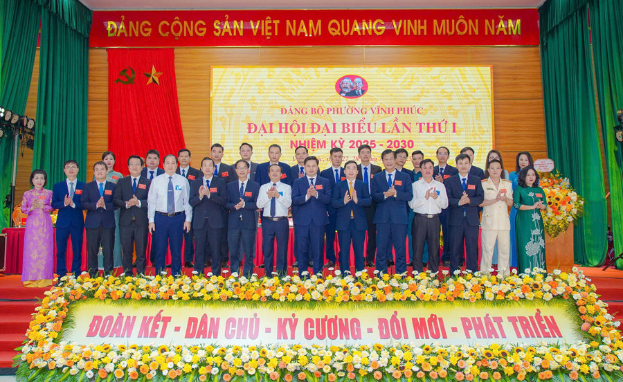 Đại biểu dự đại hội chụp ảnh lưu niệm cùng Ban Chấp hành đảng bộ phường Vĩnh Phúc nhiệm kỳ 2025-2030. vp.jpg