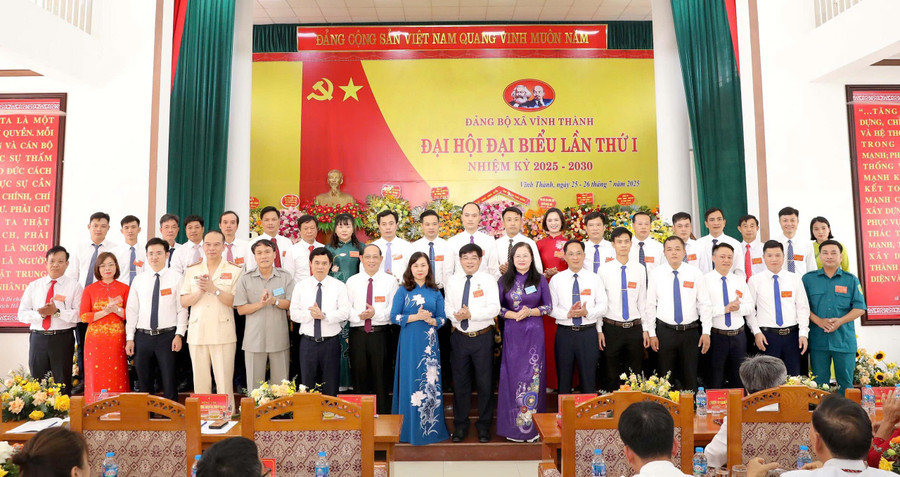 Đại biểu chụp ảnh lưu niệm cùng BCH Đảng bộ xã nhiệm kỳ 2025-2030.