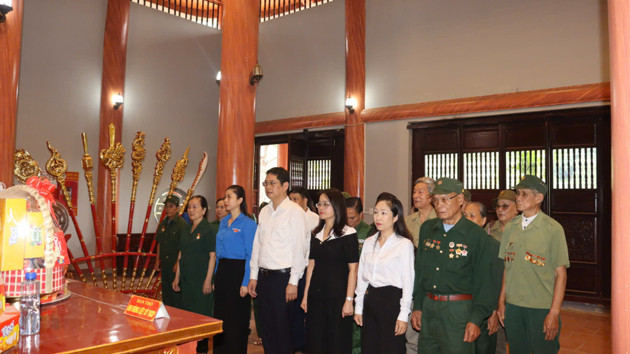 Lãnh đạo tỉnh Sơn La và xã Mai Sơn thắp hương tri ân, tưởng niệm các Anh hùng liệt sỹ TNXP tại Ngã ba Cò Nòi. di-tich-nga-3-co-noi-3.jpg