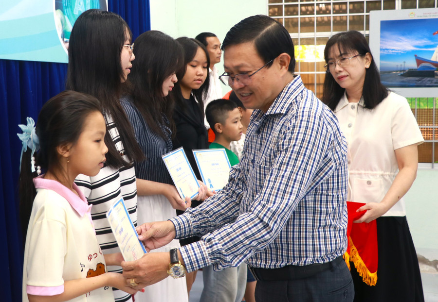 Lãnh đạo Trung tâm Giáo dục thường xuyên tỉnh Cà Mau trao chứng nhận cho học viên lop-tin-hoc-4.jpg