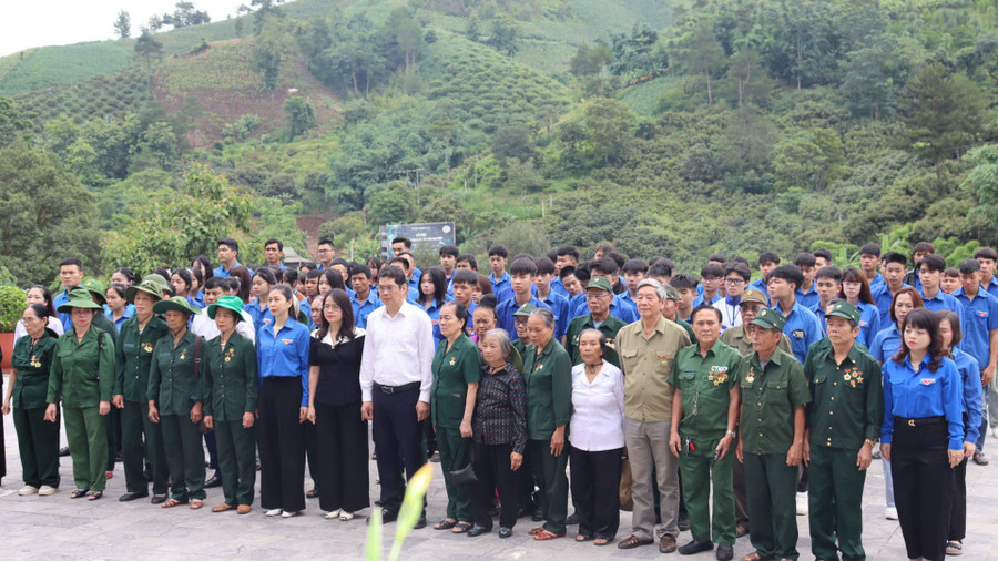 Lãnh đạo tỉnh Sơn La cùng các Cựu chiến binh, Đoàn Thanh niên tổ chức dâng hương, tri ân các anh hùng liệt sỹ tại ngã ba Cò Nòi. z6814089350782-435143c1bfbe64e949f9e1db644343f5.jpg