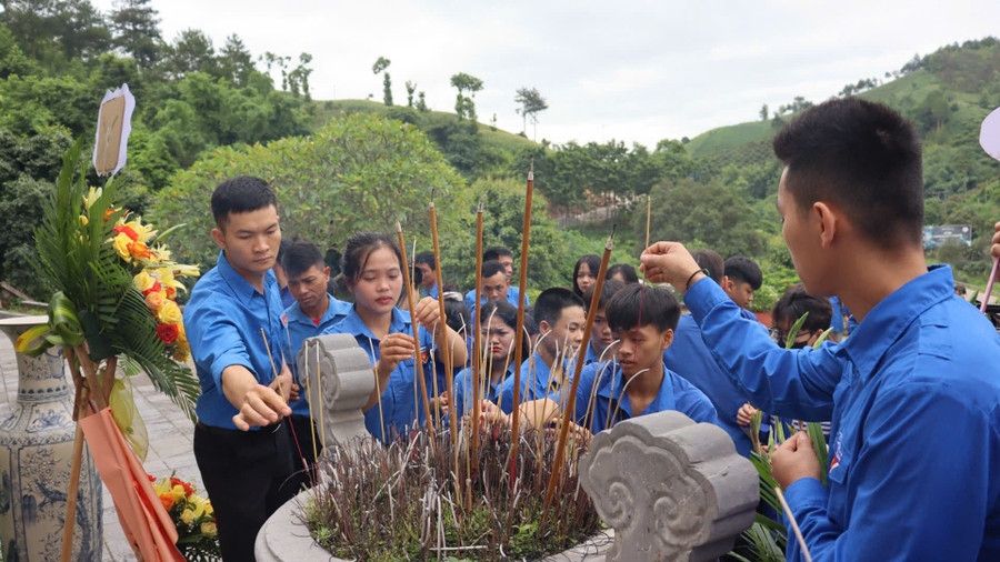 Đoàn thanh niên xã Mai Sơn thắp hương tưởng nhớ các Anh hùng liệt sỹ tại khu di tích. di-tich-nga-3-co-noi-4.jpg