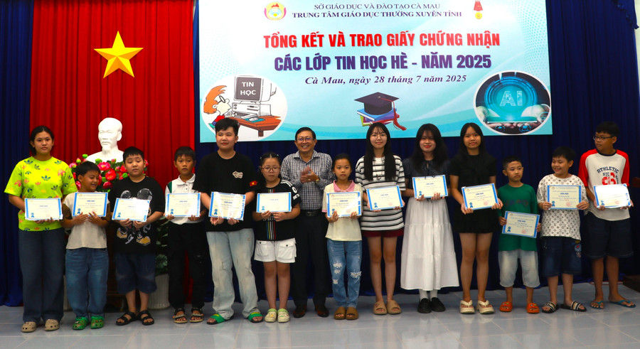 Học viên được trao giấy chứng nhận hoàn thành khóa học. lop-tin-hoc-8.jpg