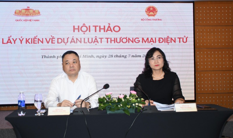Thứ trưởng Bộ Công Thương Phan Thị Thắng và ông Nguyễn Ngọc Bảo, Phó Chủ nhiệm Ủy ban Kinh tế và Tài chính của Quốc hội chủ trì phiên trao đổi, thảo luận tại hội thảo. Ảnh: Minh Khuê.