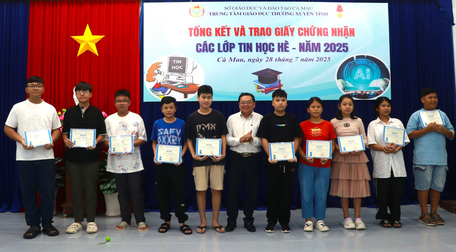 Học viên các lớp Tin học được trao giấy chứng nhận. lop-tin-hoc-9.jpg