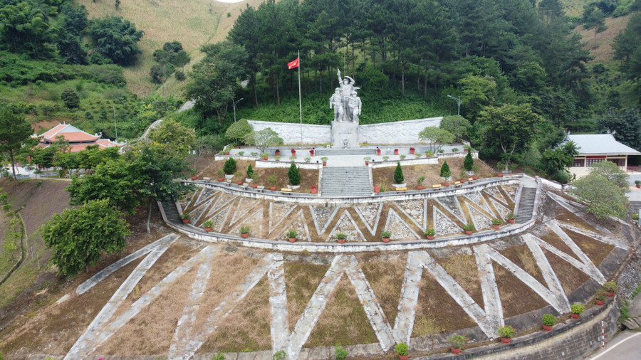 Tượng đài tưởng niệm liệt sỹ TNXP tại Ngã ba Cò Nòi.