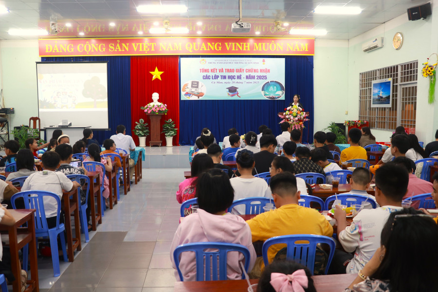 Quang cảnh lễ tổng kết. lop-tin-hoc-1.jpg