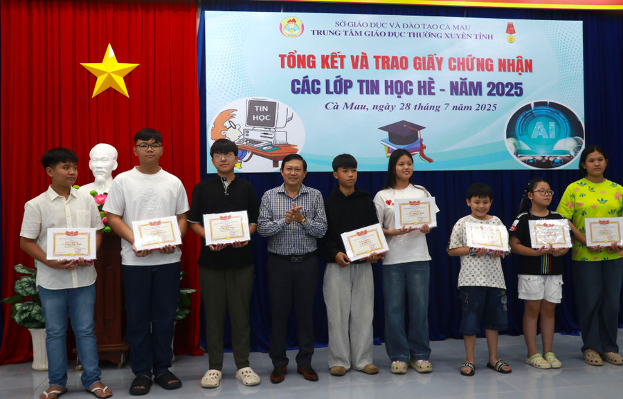 Lãnh đạo Trung tâm Giáo dục thường xuyên tỉnh Cà Mau tặng giấy khen, phần thưởng cho học viên đạt thành tích cao trong học tập.