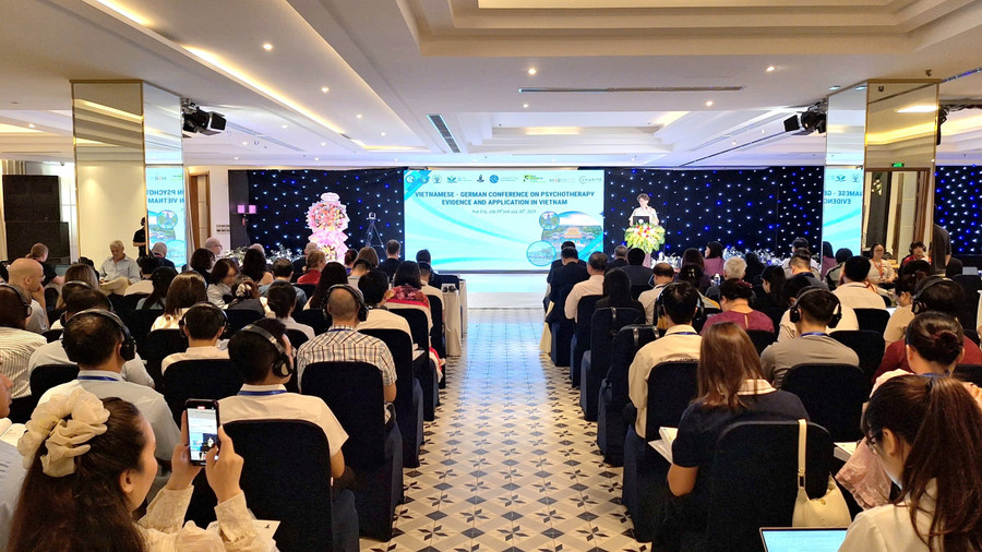 Hội nghị Tâm lý trị liệu Việt – Đức chủ đề “Bằng chứng và ứng dụng tại Việt Nam” tại TP Huế trong 2 ngày 29-30/7. z6851291663664-a8a662bda06f51d16c96d8b172ea37b4.jpg