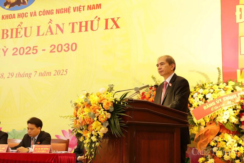GS Trần Tuấn Anh - Phó Chủ tịch Viện Hàn lâm, Khoa học và Công nghệ Việt Nam - trình bày Báo cáo chính trị