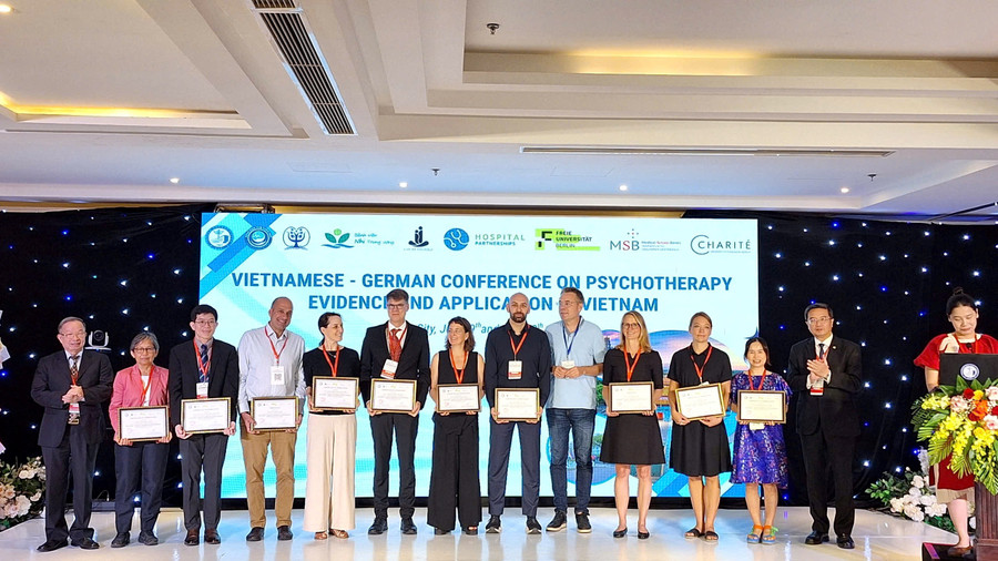 Trao chứng nhận cho các báo cáo viên. (Ảnh: Đại Dương) z6851359341890-74d605e0a313258124ca41e322fb52c5.jpg