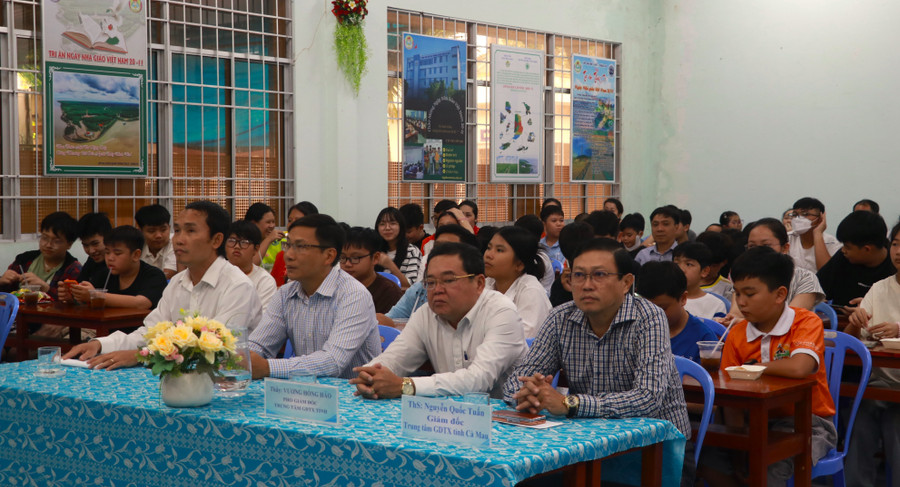 Đại biểu dự lễ tổng kết. lop-tin-hoc-2.jpg