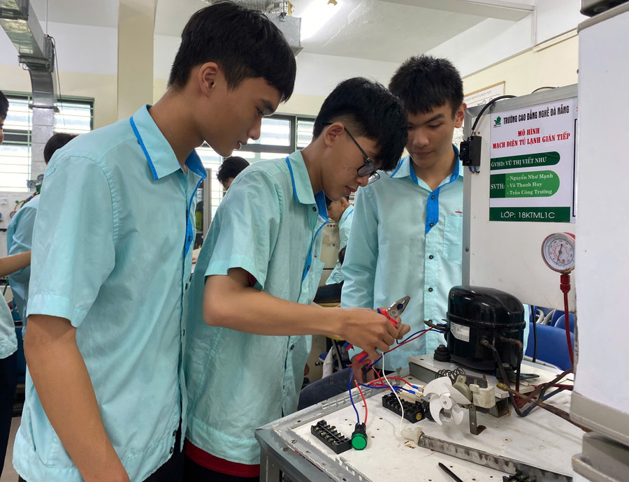 Giờ thực hành ngành kỹ thuật. cao-dang-da-nang-3.jpg