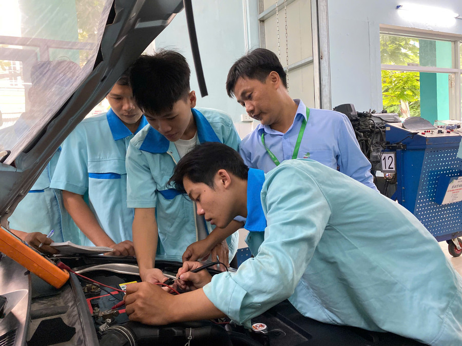 Sinh viên ngành công nghệ ô tô, Trường Cao đẳng Đà Nẵng trong giờ thực hành.
