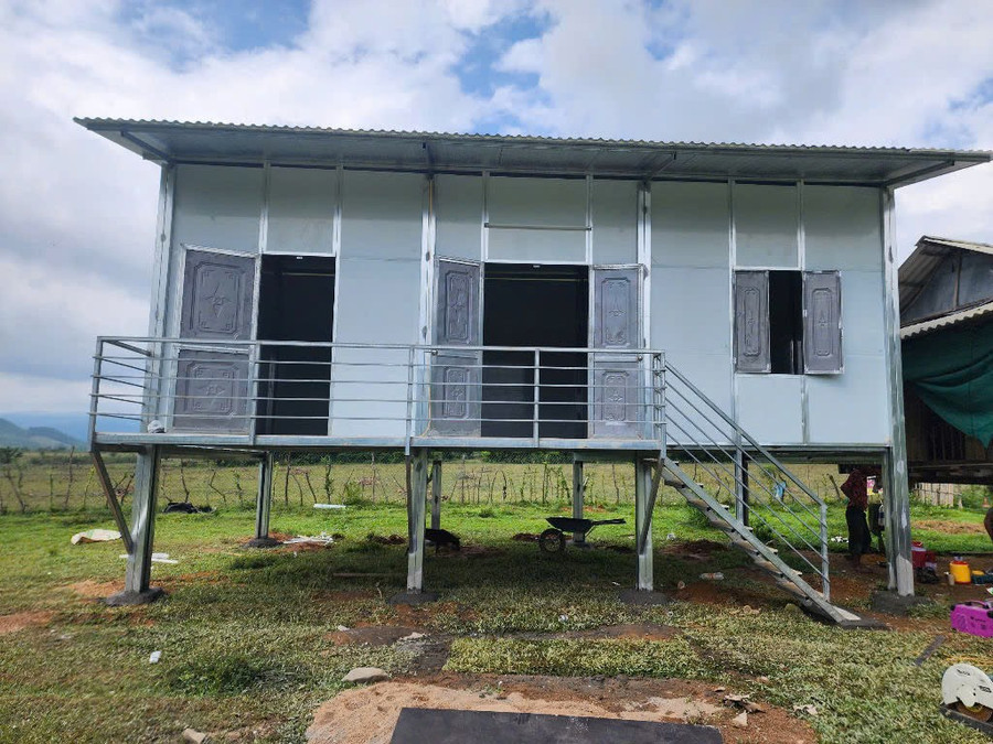 Những căn nhà mới hoàn thành theo phong tục của người dân địa phương. 126ffce0db2d52730b3c.jpg