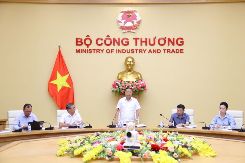 Thứ trưởng Bộ Công Thương Nguyễn Hoàng Long chủ trì cuộc họp. Ảnh: Thanh Tuấn