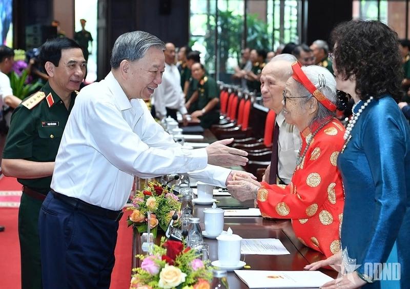 Tổng Bí thư Tô Lâm gặp mặt cán bộ lão thành cách mạng, Bà mẹ Việt Nam anh hùng, tướng lĩnh, Anh hùng Lực lượng vũ trang nhân dân. Ảnh: Báo Quân đội nhân dân
